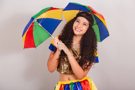 Téléchargez les photos : Jeune adolescente, brésilienne, avec des vêtements frevo, carnaval. avec chapeau parapluie. - en image libre de droit
