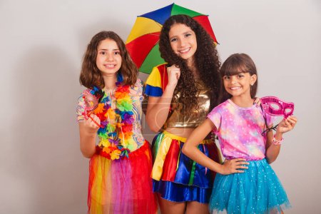 Foto de Chicas brasileñas amigas, vestidas con ropa de carnaval sonriendo para la foto. - Imagen libre de derechos