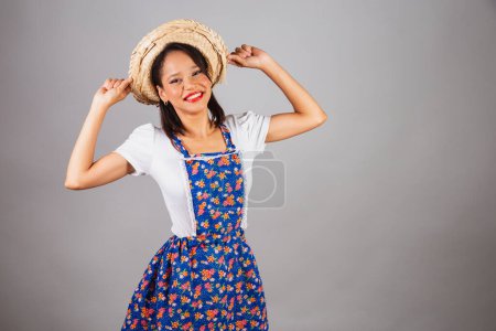 Foto de Mujer brasileña, noreste, con ropa de fiesta de junio, sombrero de paja. bailando y fiesteando. - Imagen libre de derechos