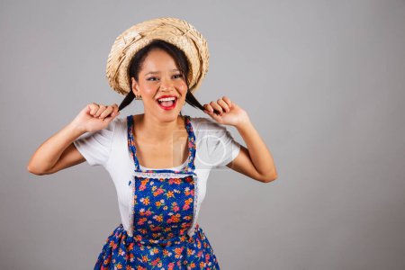 Foto de Mujer brasileña, noreste, con ropa de fiesta de junio, sombrero de paja. posando para una foto. - Imagen libre de derechos