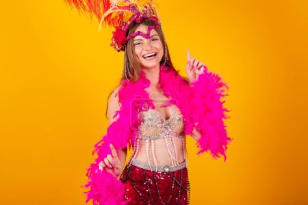 Téléchargez les photos : Belle femme brésilienne blonde avec des vêtements de reine de l'école de samba, carnaval. Couronne de plumes. danse et fête. - en image libre de droit