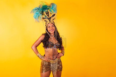 Foto de Medio cuerpo, tiro horizontal, hermosa mujer negra en ropa de carnaval, manos en las caderas. - Imagen libre de derechos