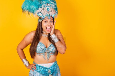 Téléchargez les photos : Belle femme brésilienne en bleu et blanc vêtements de carnaval. avec couronne de plumes, surprise, wow, incroyable. - en image libre de droit