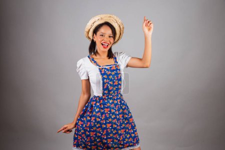 Téléchargez les photos : Femme brésilienne, nord-est, avec des vêtements de fête de juin, chapeau de paille. danse et fête. - en image libre de droit