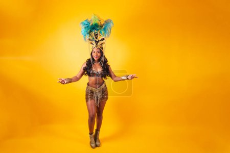 Téléchargez les photos : Photo horizontale, corps entier, femme brésilienne noire en vêtements de carnaval. Bienvenue !, - en image libre de droit