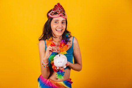 Foto de Hermosa mujer brasileña en ropa de carnaval celebración de alcancía y moneda. - Imagen libre de derechos