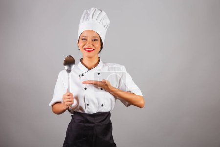 Foto de Chef jefe, cocinero brasileño, del noreste, sosteniendo una cuchara de metal para preparar alimentos, guisos y salsas. - Imagen libre de derechos
