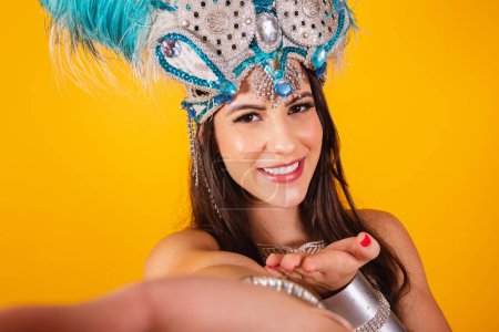 Foto de Hermosa mujer brasileña con ropa de reina de la escuela de samba, carnaval. Corona de plumas, selfie de primer plano. - Imagen libre de derechos
