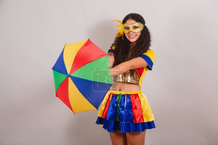 Téléchargez les photos : Jeune adolescente, brésilienne, avec des vêtements frevo, carnaval. tenant un parapluie frevo. danse. - en image libre de droit