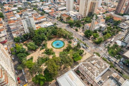 Foto de Batatais, So Paulo, Brasil - Circa, junio 2022: Ciudad de Batatais, Ciudad Plaza Central y Madre Iglesia. - Imagen libre de derechos