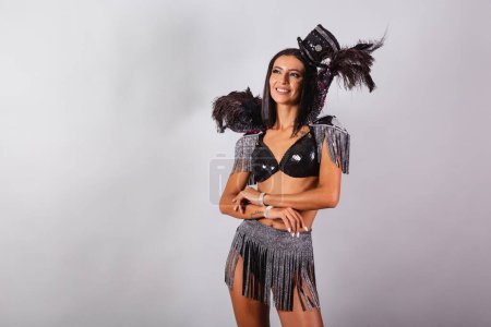 Téléchargez les photos : Horizontal, plan demi-corps, belle femme brésilienne en vêtements de carnaval. - en image libre de droit