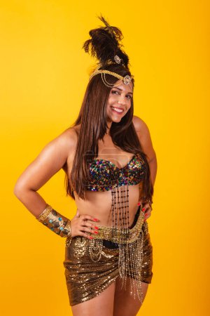 Téléchargez les photos : Belle femme brésilienne en vêtements de carnaval souriant avec les mains sur ses hanches. - en image libre de droit