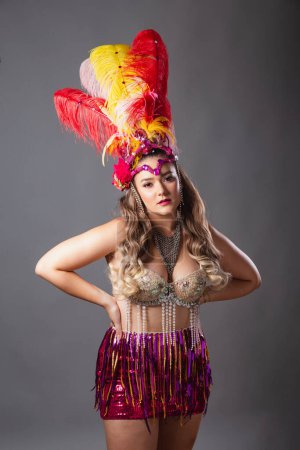 Téléchargez les photos : Plan vertical, moitié corps, belle Brésilienne en tenue de carnaval. posant pour la photo. - en image libre de droit
