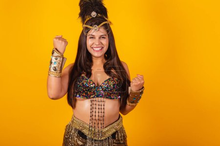 Téléchargez les photos : Belle femme brésilienne en vêtements de carnaval d'or, comemo - en image libre de droit