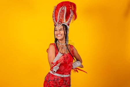 Téléchargez les photos : Belle femme brésilienne noire, avec des vêtements de carnaval rouge. coeur avec les doigts. - en image libre de droit