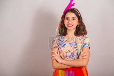 Foto de Niño brasileño, niña, vestido con traje de carnaval, brazos cruzados. - Imagen libre de derechos