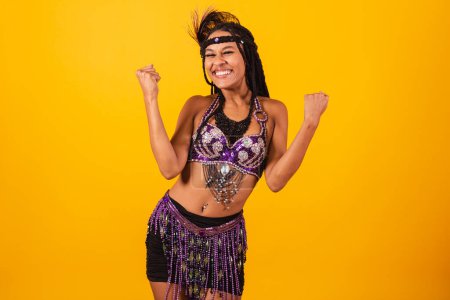 Foto de Hermosa mujer brasileña negra, en ropa de carnaval púrpura, celebrando. - Imagen libre de derechos