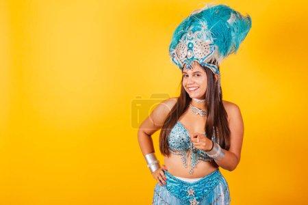 Foto de Hermosa mujer brasileña en ropa de carnaval azul y blanco. con plumas, sonriendo muy feliz, extremadamente alegre. - Imagen libre de derechos