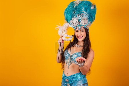 Téléchargez les photos : Belle femme brésilienne avec des vêtements de reine de l'école de samba, carnaval. Couronne de plumes, mains invitantes - en image libre de droit