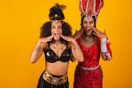 Foto de Dos amigas brasileñas, vestidas de carnaval. increíble, increíble. - Imagen libre de derechos