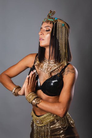 Téléchargez les photos : Plan vertical, moitié corps, belle Brésilienne en tenue de carnaval. posant pour la photo. - en image libre de droit