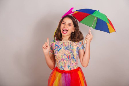 Téléchargez les photos : Enfant brésilien, fille, habillée en tenue de carnaval, danse avec parapluie frevo. - en image libre de droit