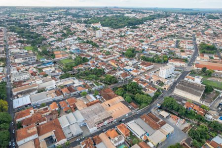 Foto de Jaboticabal, Sao Paulo / Brasil - Circa Octubre 2022: Vista aérea de Jabuticabal por dron. - Imagen libre de derechos