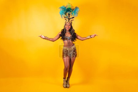 Foto de Foto horizontal, cuerpo completo, mujer brasileña negra en ropa de carnaval. Bienvenida, - Imagen libre de derechos