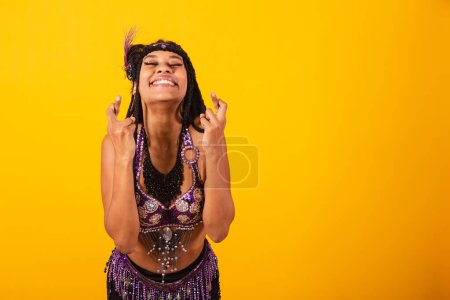 Foto de Hermosa mujer brasileña negra, en ropa de carnaval púrpura, animando duro, deseando. - Imagen libre de derechos