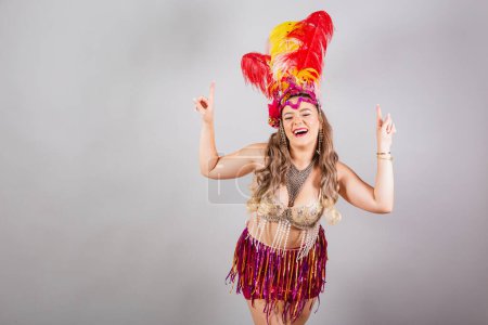 Téléchargez les photos : Horizontal, plan à mi-corps, belle Brésilienne vêtue de carnaval. danse. - en image libre de droit