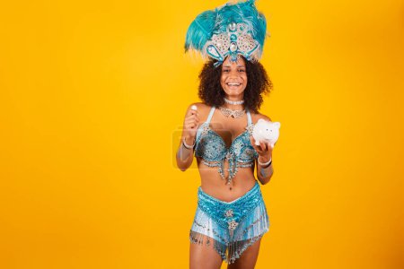 Téléchargez les photos : Femme noire reine de l'école de samba brésilienne, avec des vêtements de carnaval bleu et couronne de plumes. tenant un masque. tenant tirelire et pièce - en image libre de droit