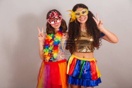 Foto de Chicas brasileñas amigas, vestidas con ropas de carnaval. Paz y amor. - Imagen libre de derechos