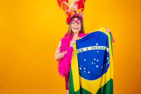 Foto de Hermosa mujer brasileña rubia con ropa de reina de la escuela de samba, carnaval. Corona de plumas. pabellón de explotación de - Imagen libre de derechos