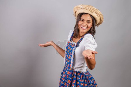 Foto de Mujer brasileña vistiendo ropa de campo, fiesta So Joo, fiesta Junina. duda o pregunta. - Imagen libre de derechos
