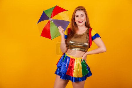 Foto de Pelirroja brasileña, con ropa de carnaval, frevo, y sombrilla de colores. mano en la cintura. - Imagen libre de derechos