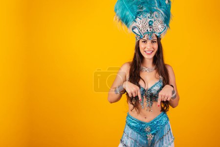 Téléchargez les photos : Belle femme brésilienne avec des vêtements de reine de l'école de samba, carnaval. Couronne de plumes, seulement - en image libre de droit