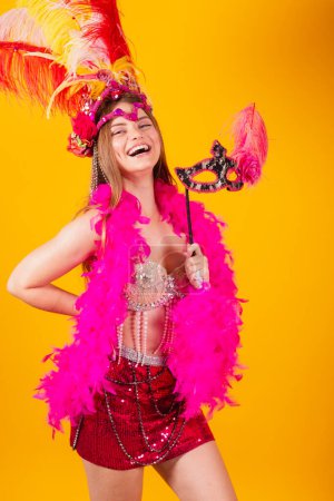 Téléchargez les photos : Belle femme brésilienne blonde avec des vêtements de reine de l'école de samba, carnaval. Couronne de plumes. tenue masque de carnaval. - en image libre de droit