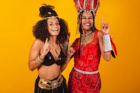 Foto de Dos amigas brasileñas, vestidas de carnaval. bailando. - Imagen libre de derechos
