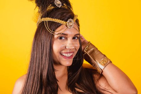 Téléchargez les photos : Belle femme brésilienne en vêtements de carnaval d'or, photo rapprochée. - en image libre de droit