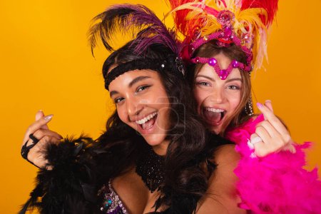 Téléchargez les photos : Deux amis brésiliens, vêtus de carnaval, prenant un autoportrait avec un smartphone. - en image libre de droit