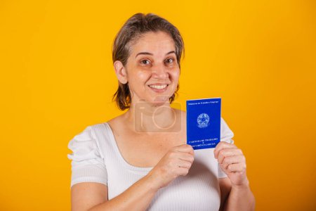 Foto de Mujer brasileña adulta, con tarjeta de trabajo y seguridad social, documento brasileño para el trabajo formal. - Imagen libre de derechos