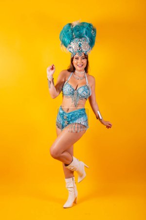 Téléchargez les photos : Plan vertical, corps entier, belle femme brésilienne en vêtements de carnaval. posant pour la photo. - en image libre de droit
