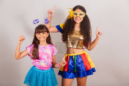 Foto de Dos amigas brasileñas, vestidas con ropa de carnaval. bailando. - Imagen libre de derechos