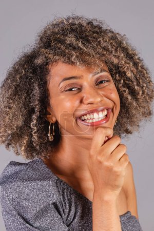Foto de Mujer negra brasileña, hermosa foto de cerca. sonriente, extremadamente feliz. - Imagen libre de derechos