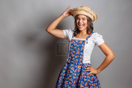 Foto de Mujer brasileña vistiendo ropa de campo, fiesta So Joo, fiesta Junina. en la foto plantea. - Imagen libre de derechos