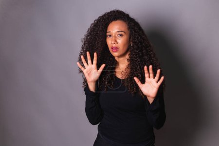Téléchargez les photos : Femme afro en faveur de la sensibilisation aux fémicides. Violence domestique. Dire stop avec les mains. - en image libre de droit