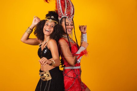 Foto de Dos amigas brasileñas, vestidas de carnaval. bailando. - Imagen libre de derechos