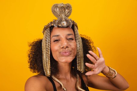 Téléchargez les photos : Belle Brésilienne noire, vêtue de carnaval Cleopatra, photo rapprochée, autoportrait. - en image libre de droit
