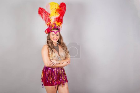 Foto de Horizontal, tiro de medio cuerpo, hermosa mujer brasileña en ropa de carnaval. sonriendo - Imagen libre de derechos