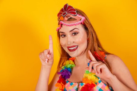 Foto de Pelirroja brasileña, vestida de carnaval, con un collar de flores alrededor de su cuello, sefie. bailando. - Imagen libre de derechos
